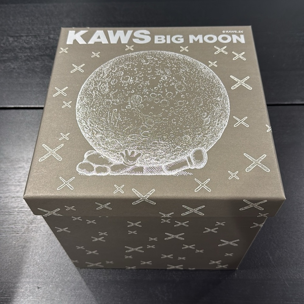 Kaws Big Moon Lamp - Picture 5 of 6